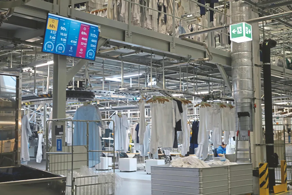 Automatisch ans Ziel: Die Anlage sortiert Textilien auftrags- und tourengenau &ndash; ohne manuelles Eingreifen.