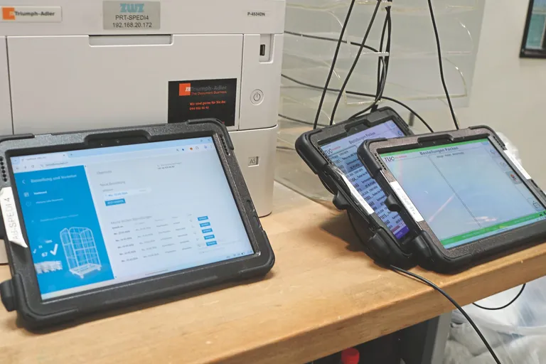 Papierlisten sind Vergangenheit: In der Kommissionierung &shy;werden die Auftr&auml;ge nun mithilfe von Tablets und QR-Codes zusammengestellt.