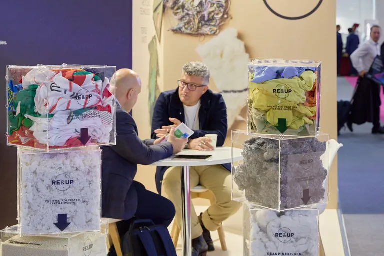 Zahlreiche Initiativen stellten recycelte Textilmaterialien aus