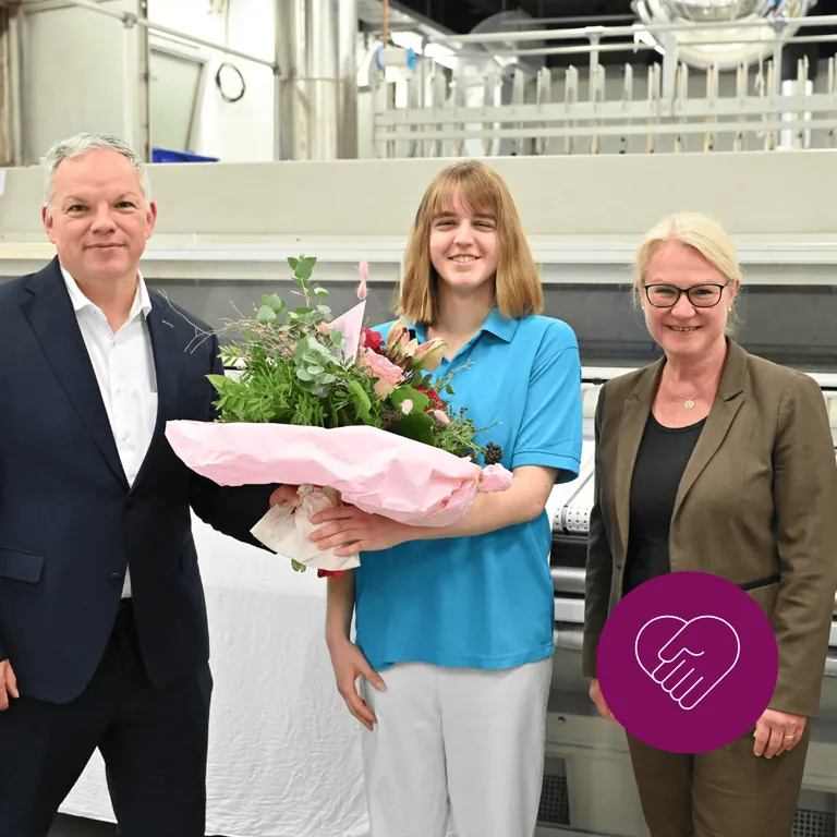 Deutschlands beste Textilreinigerin des Jahrgangs 2025: Thora Bein in der W&auml;scherei der Segeberger Kliniken Gruppe mit Bereichsleiter Personal Dr. Florian Schubert und Leiterin Personal und Recht Kirsten T&ouml;dt.