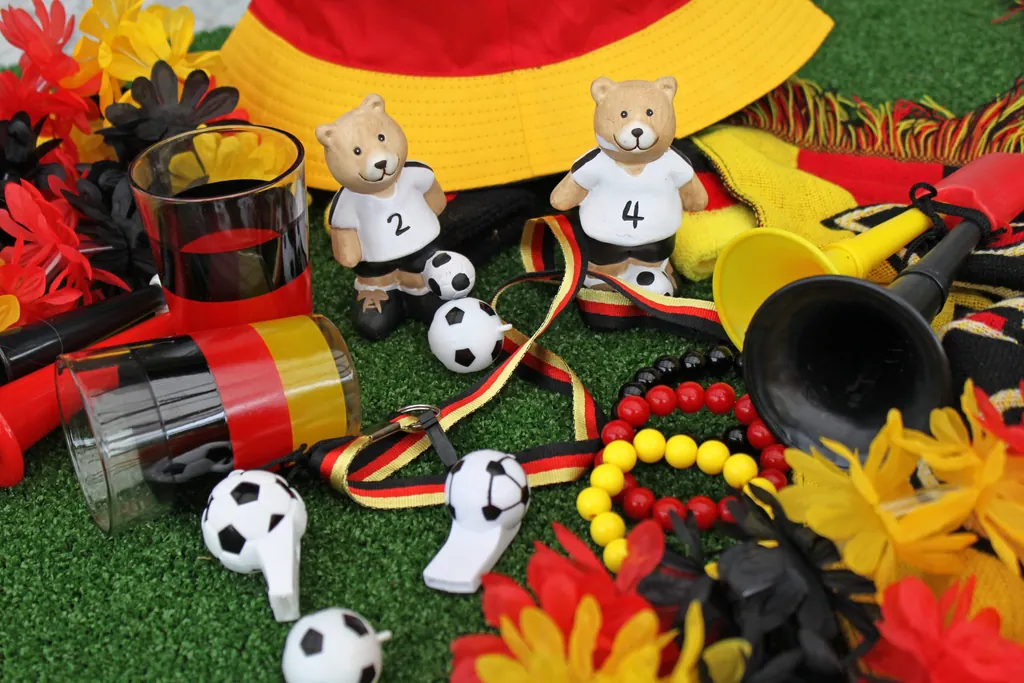 Fußball-Dekoration ja, offizielle FIFA-Logos nein: Bei WM-Marketingaktionen gelten klare rechtliche Grenzen.
