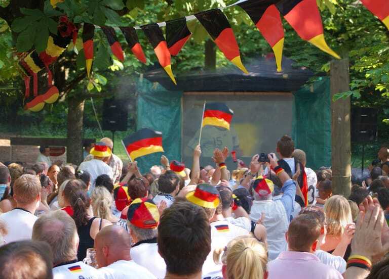 Gemeinsames Public Viewing oder Tippspiele können während der WM den Teamgeist im Betrieb stärken.