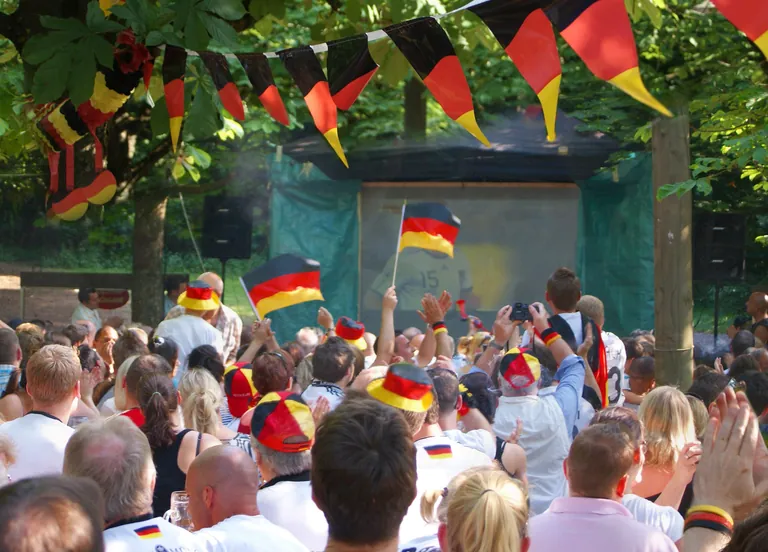 Gemeinsames Public Viewing oder Tippspiele können während der WM den Teamgeist im Betrieb stärken.