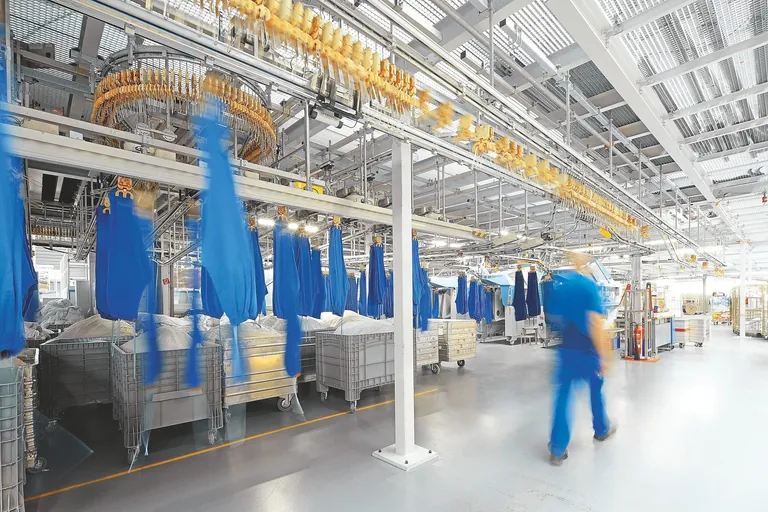 Von der Plätterei zur Großwäscherei: Täglich sichern rund 450 Mitarbeitende aus über 47 Nationen die textile Versorgung in Krankenhäusern, Pflege- und Altenheimen.