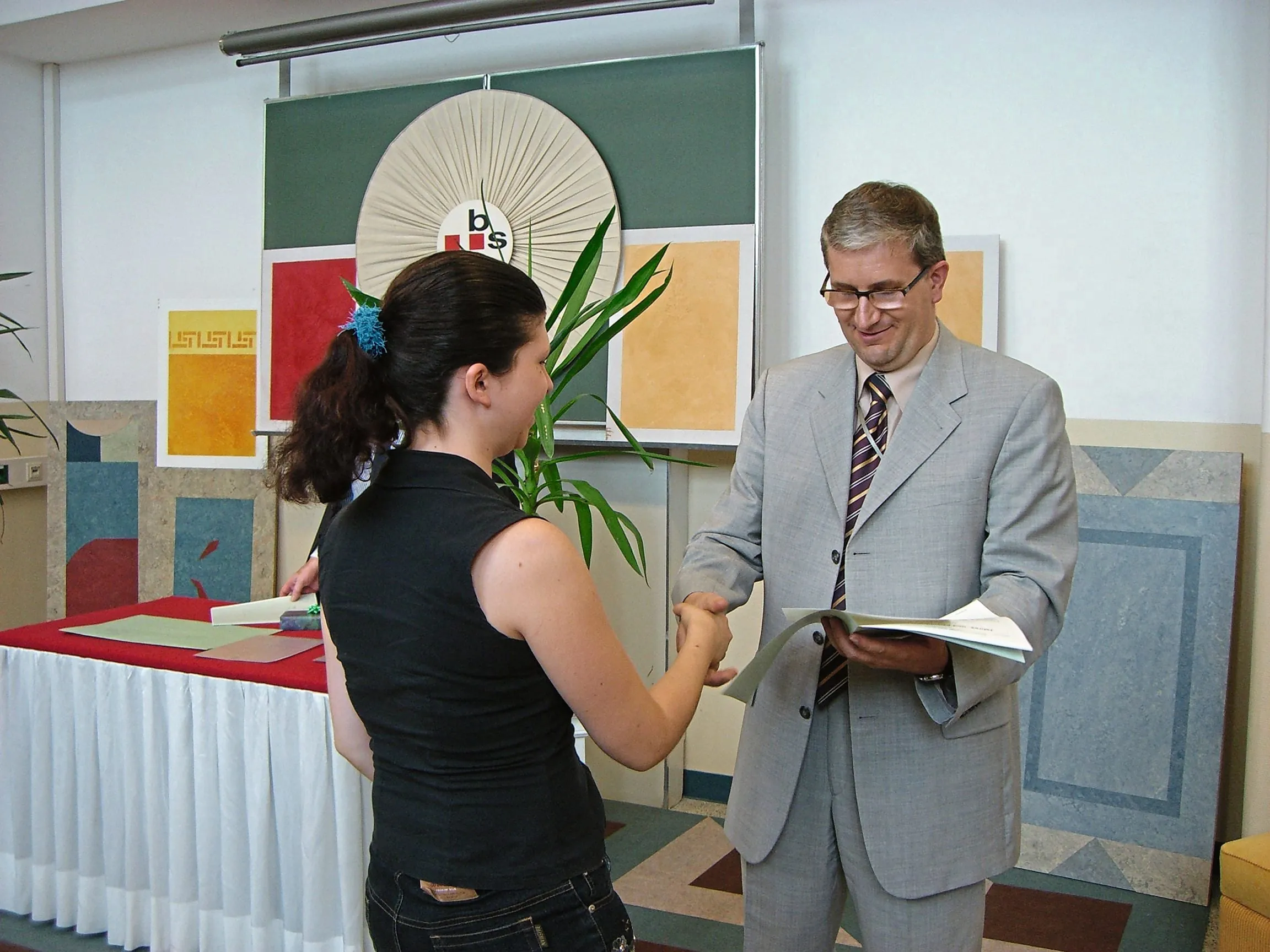 Als Prüfer testete er das Wissen der angehenden Textilreiniger und freute sich mit ihnen über ihren Erfolg.