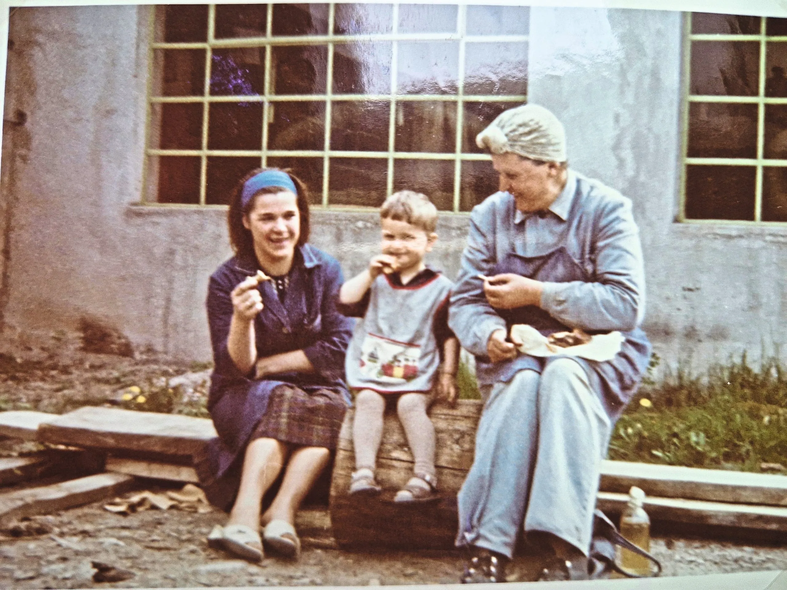 Franz ­Josef (4) macht Jause mit Mitarbeiterinnen seines Opas bei Holzwaren Lang.
