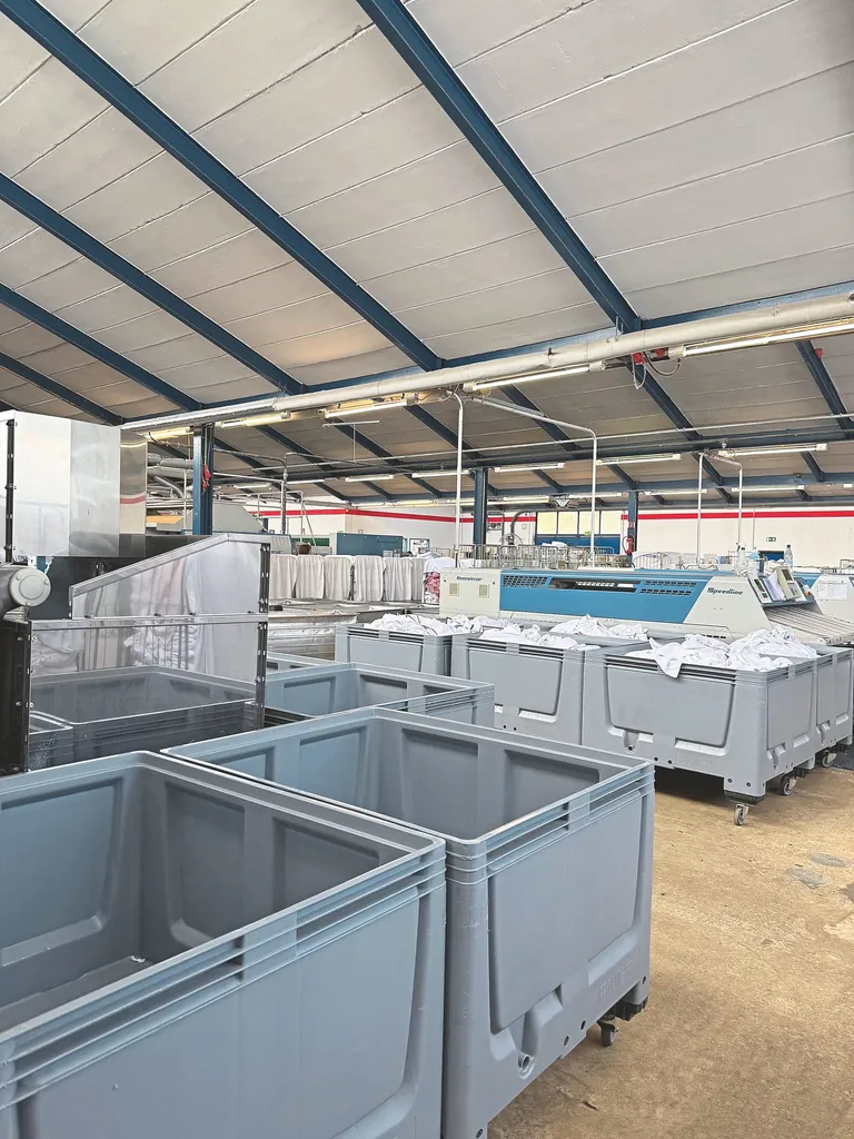 Ein Blick in die Produktion der Großwäscherei Klenk: der Mangelsaal mit Trockenfaltmaschinen.