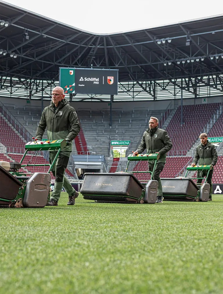 Die Greenkeeper des FC Augsburg tragen jetzt Workwear von Schöffel PRO.