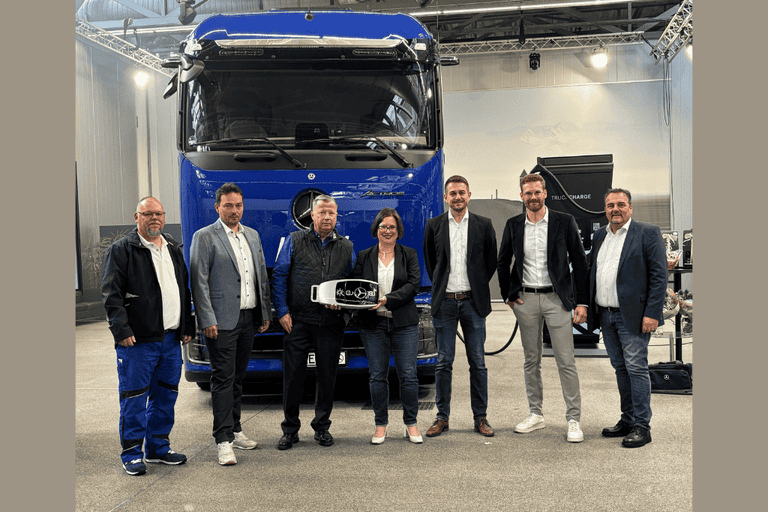 Rene Schmidt (Stammfahrer, li.), Sebastian Detzer (Fuhrparkleiter Dresden, 2.v.l.), Matthias Bardusch (Gesellschafter, 3.v.l.) und Andreas Domaser (Leiter Logistik, re.) bei der Fahrzeugübergabe im Mercedes Werk Wörth am Rhein.