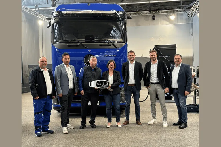 Rene Schmidt (Stammfahrer, li.), Sebastian Detzer (Fuhrparkleiter Dresden, 2.v.l.), Matthias Bardusch (Gesellschafter, 3.v.l.) und Andreas Domaser (Leiter Logistik, re.) bei der Fahrzeug&uuml;bergabe im Mercedes Werk W&ouml;rth am Rhein.