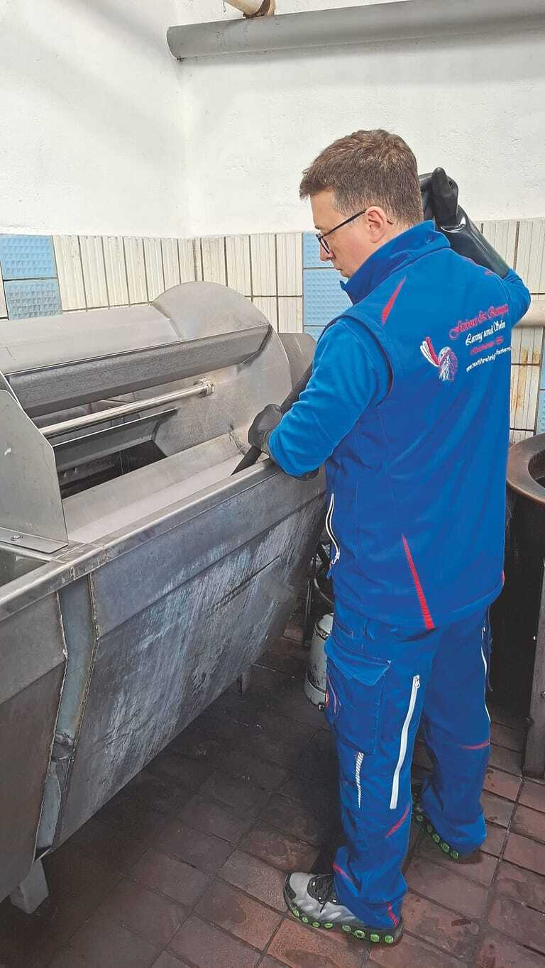 Echte Handarbeit: Sebastian Lessing am Färbe-Apparat.