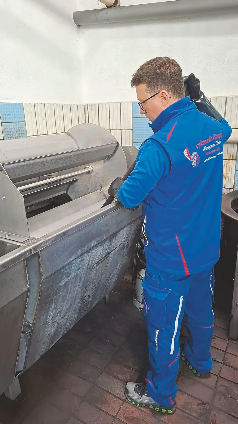 Echte Handarbeit: Sebastian Lessing am Färbe-Apparat.