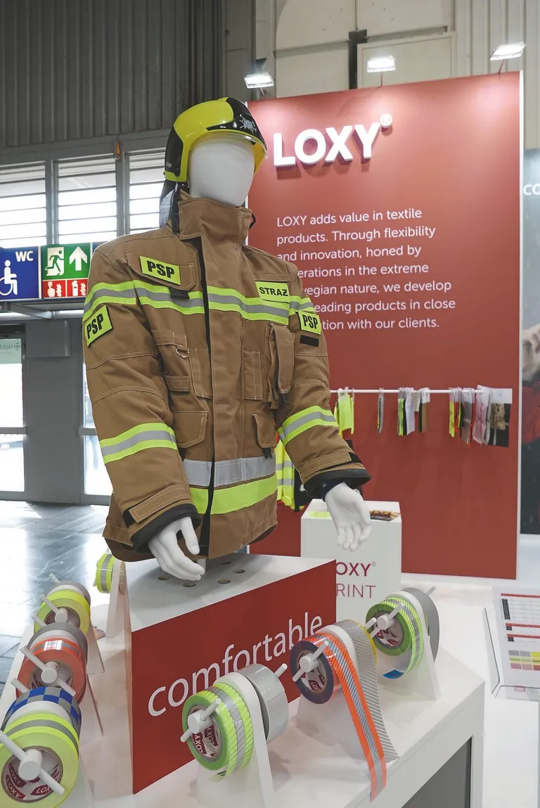 Segmentierte Reflexstreifen von Loxy verleihen Feuerwehrschutzkleidung ein modischeres Aussehen und mehr Bewegungskomfort.