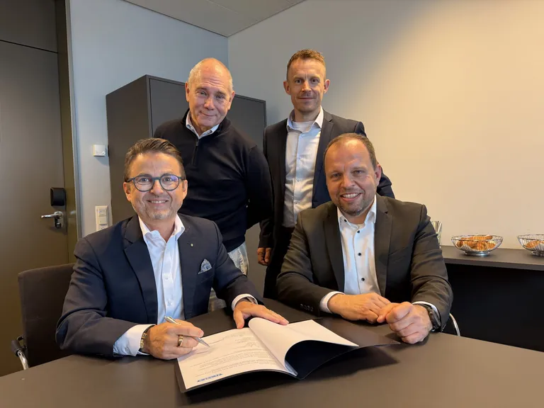 Vertragsunterzeichnung in Zürich: (v.l.) Martin Rauch (CEO JENSEN), Jan de Smet (General Manager JENSEN GmbH), Jan Burger (Service Manager J4B), Otto Burger (Managing Director J4B).