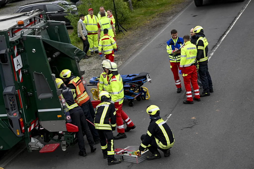 Bei einer realit&auml;tsnahen Einsatz&uuml;bung demonstrierten ASB, Berufsfeuerwehr Frankfurt und Feuerwehr Fulda die Rettung einer eingeklemmten Person aus einem M&uuml;llsammelfahrzeug.