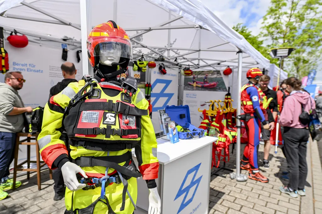 Moderne Schutzkleidung vereint heute Sichtbarkeit, Tragekomfort und Schutzfunktion f&uuml;r unterschiedlichste Einsatzszenarien.