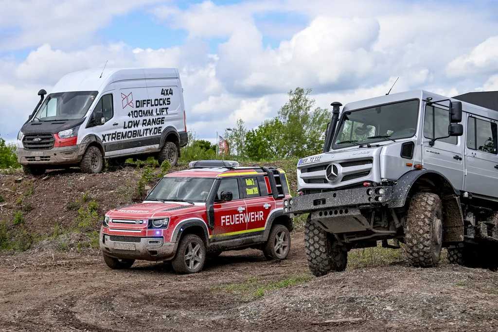 Auf dem Offroad-Parcours konnten Besucher die Gel&auml;ndeg&auml;ngigkeit moderner Einsatzfahrzeuge unter realistischen Bedingungen erleben.
