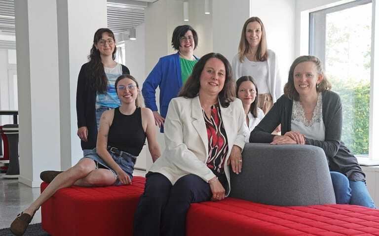 Das Team von &shy;R+WTextilservice (v.&thinsp;li.): &shy;Lisa-Marie Zirlewagen, Bettina Schmid, Birgit Schindele, Claudia Baur-Kaltenmaier, Elvira Mogck, &shy;Manuela Mayer und Elena Sch&ouml;nhaar. Nicht auf dem Foto sind Karin Endhart, Janina Amenda und Dominik Ebner.