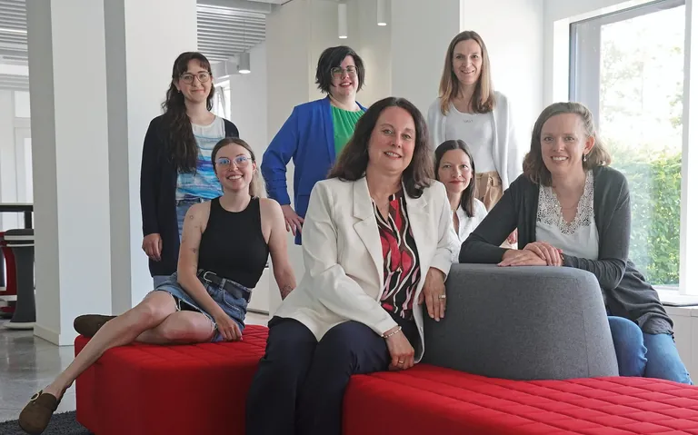 Das Team von &shy;R+WTextilservice (v.&thinsp;li.): &shy;Lisa-Marie Zirlewagen, Bettina Schmid, Birgit Schindele, Claudia Baur-Kaltenmaier, Elvira Mogck, &shy;Manuela Mayer und Elena Sch&ouml;nhaar. Nicht auf dem Foto sind Karin Endhart, Janina Amenda und Dominik Ebner.