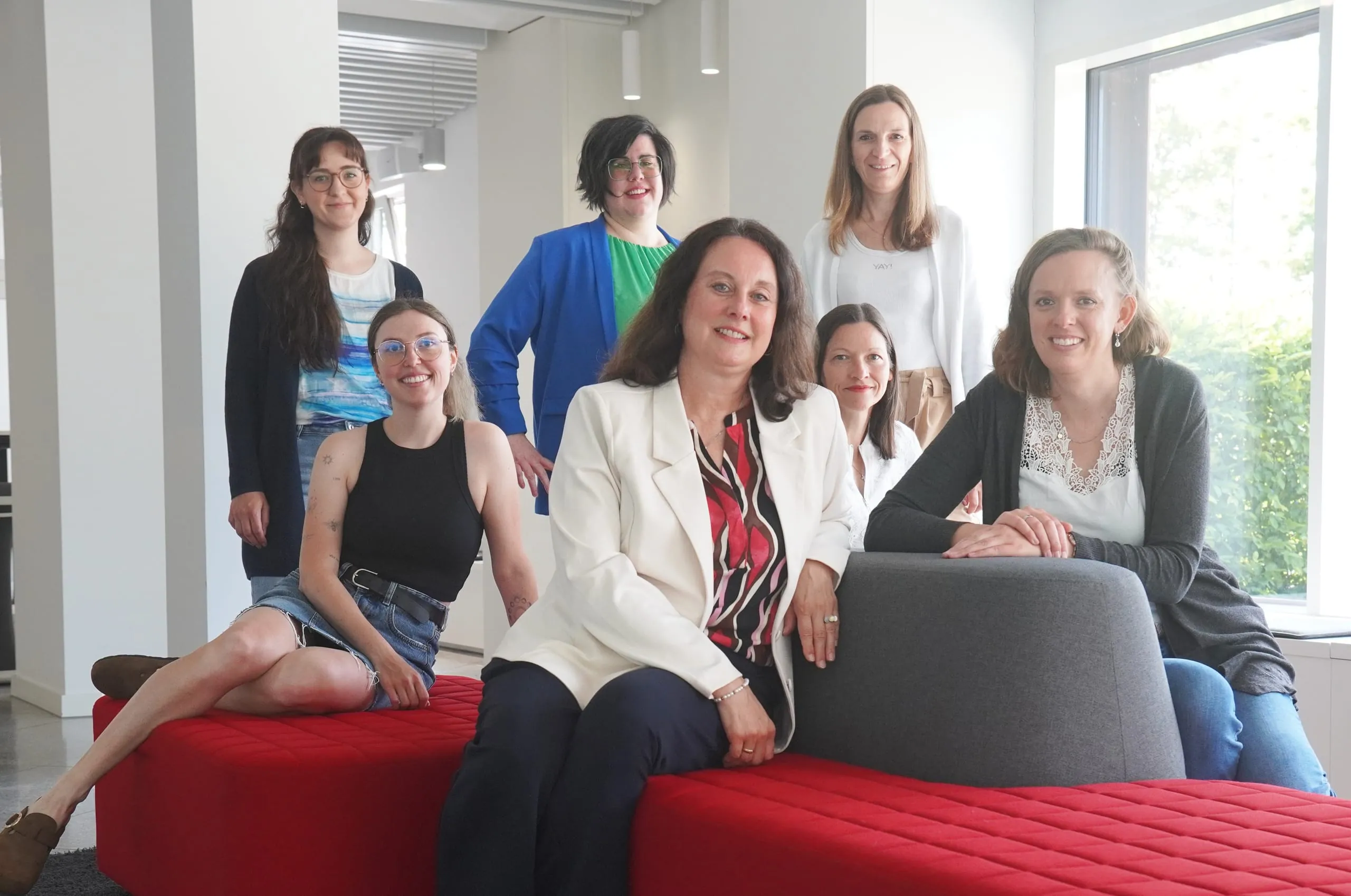 Das Team von ­R+WTextilservice (v. li.): ­Lisa-Marie Zirlewagen, Bettina Schmid, Birgit Schindele, Claudia Baur-Kaltenmaier, Elvira Mogck, ­Manuela Mayer und Elena Schönhaar. Nicht auf dem Foto sind Karin Endhart, Janina Amenda und Dominik Ebner.
