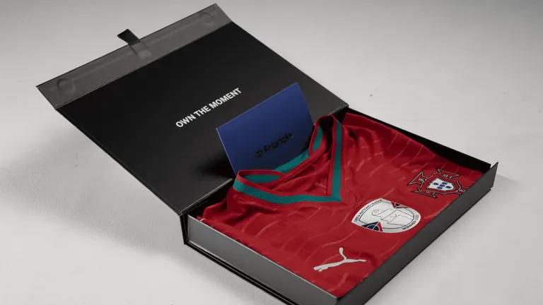 Schön verpackt kommen ersteigerte Trikots bei glücklichen Fans an.