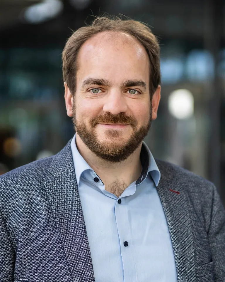 In welcher Beziehung stehen Standards und Innovationen zueinander? Dieser Frage widmet sich Paul Wiegmann, Assistant Professor an der TU Eindhoven in seiner Forschung. Zudem ist er Pr&auml;sident der European Academy for Standardisation (EURAS). 