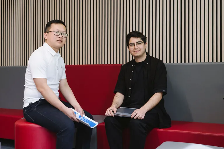 Xuan Viet Dung Nguyen (li.) und Saeed Nematollahi sitzen in der in der Anna-Siemsen-Schule in Hannover.