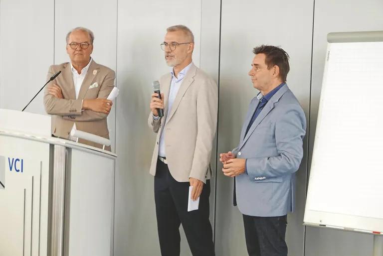 Die Gesch&auml;ftsf&uuml;hrer (v.&thinsp;li.) Thomas Lange vom German&shy;Fashion Modeverband, Andreas Schumacher vom DTV und Michael P&ouml;hlig vom IVGT begr&uuml;&szlig;ten die Teilnehmer zum 9. PSA-&shy;Fachgespr&auml;ch.