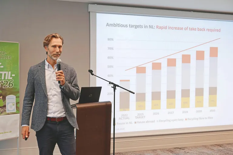 Tjaco Twigt von der Landwell Group &shy;erl&auml;uterte beim Alttextiltag die Um&shy;setzung der EPR in den Niederlanden.