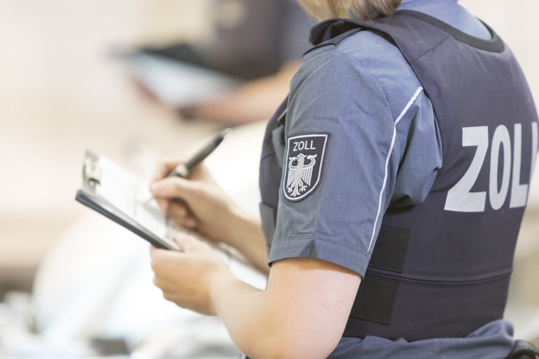 Zoll recycelt 40 Tonnen ausgediente Dienstkleidung