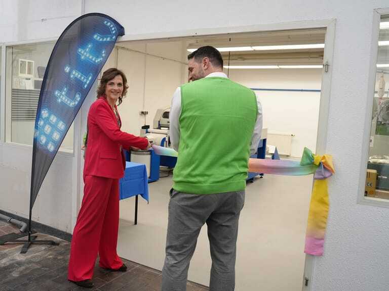 Elisabeth Kaiser und Dr. Fabian Schreiber schneiden das symbolische Band zum neuen Technikum durch.