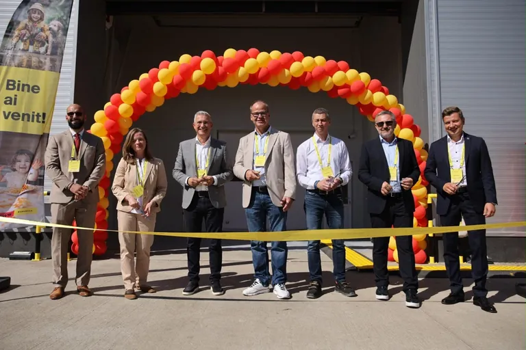 Vertreter:innen aus Politik, Wirtschaft, Diplomatie und von CWS Workwear beim symbolischen Banddurchschnitt in Brașov.