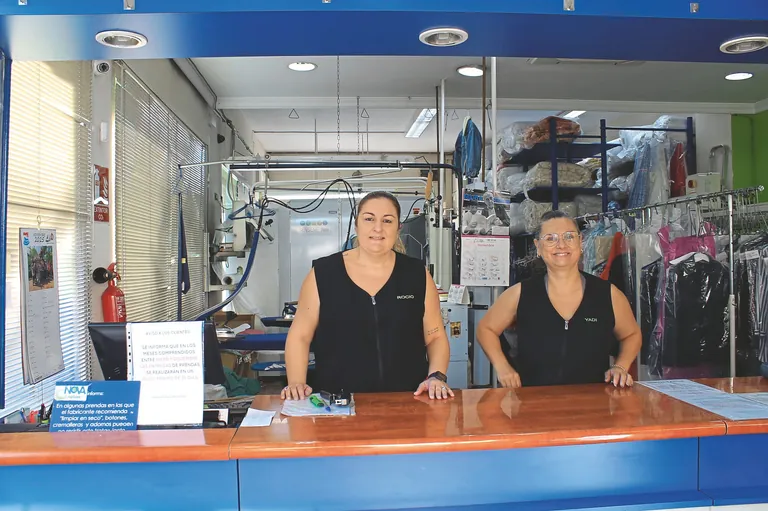 Rocío Silva (li.) und Yadira Sánchez von Nova Nature in Málaga. Die Textilreinigung arbeitet seit Kurzem mit einem neuen Lösemittel.