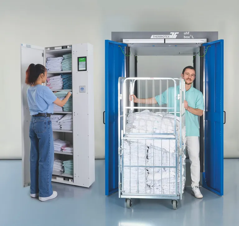 Mitarbeiter sortieren die Arbeitskleidung und bringen sie zum richtigen Ort.