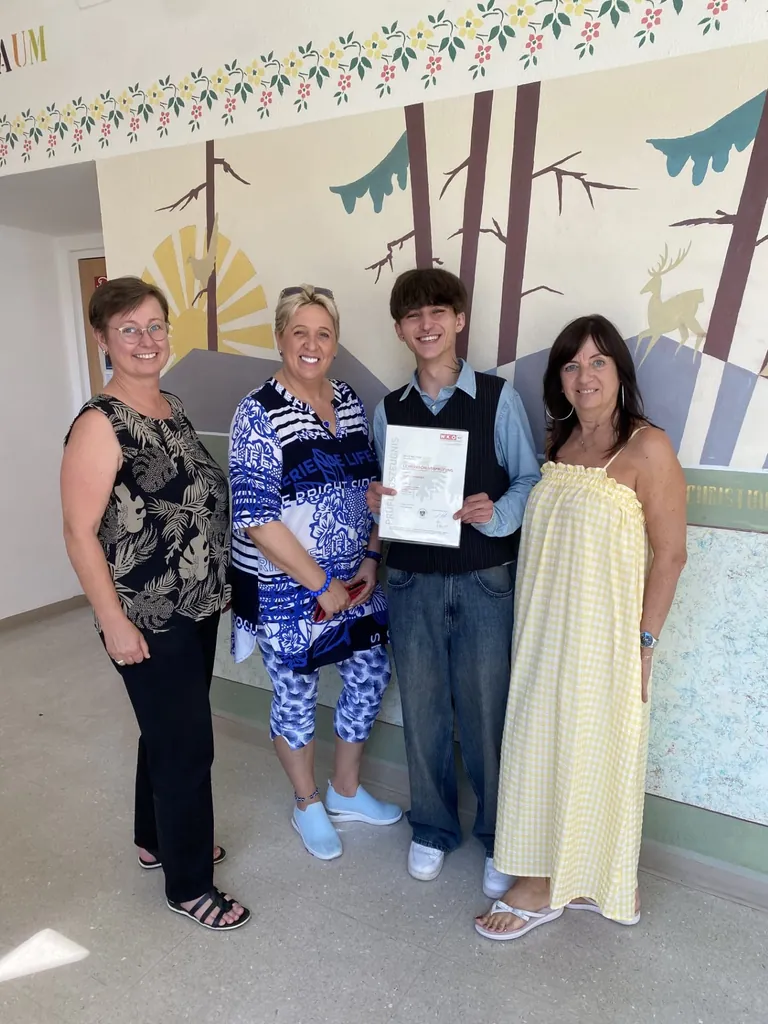Bei der Lehrabschlussprüfung (v.li.): BIM Andrea Kuttner, Mst. Ibolya Popinger, David Bagyura, Mst. Birgit Hologschwandtner.