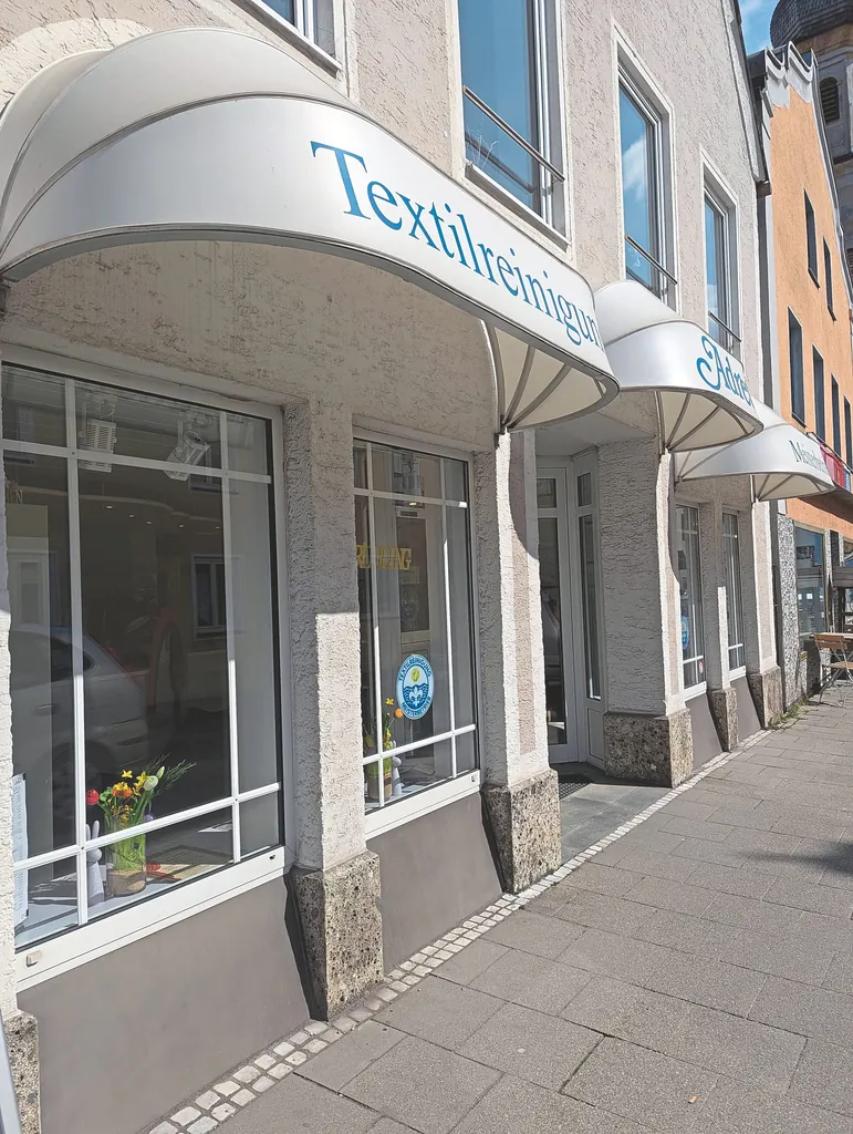 Die „Adrett Textilreinigung“ in Grafing bei München.