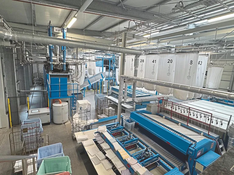 Heute werden in der Produktionshalle in Hemmingstedt täglich mehrere Tonnen Mietwäsche bearbeitet.