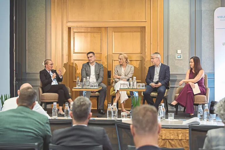 Bei der Paneldiskussion (v.l.): Anja Seidel (Seidel Textilservice), Onur Azcan (GIZ), Dr. Ute Leber (IAB), Hubert Ertl (BIBB) und Moderatorin Mounia Berrada-Gouzi.