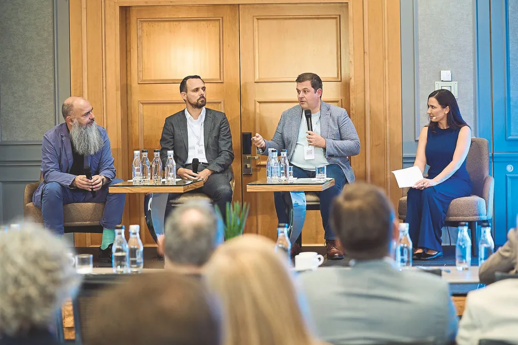 Gas und Öl ade? darüber diskutierten (v.l.) Matthias Zelinger (VDMA), Martin Greif (Greif Mietwäsche), Fabian Ahrendts (Fraunhofer IEG) und Moderatorin Mounia Berrada-Gouzi.