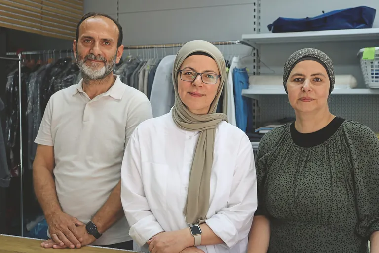 Im Betrieb wird sie von ihrem Mann Mustafa Karaosmanoglu (li.) und ihrer Schwester Hanife Bayazit (re.) unterstützt. Gemeinsam führen sie ESMA Textilpflege.