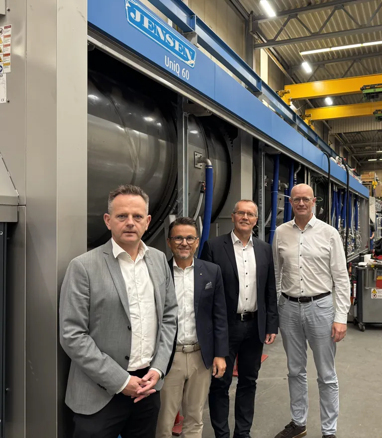 Jensen-Group und Bringewatt Beratung wollen gemeinsam energieeffiziente Technologien entwickeln und die Elektrifizierung industrieller W&auml;schereien voranbringen: (v.l.) Morten Rask (Managing Director, JENSEN Denmark), Martin Rauch (CEO JENSEN), Wilhelm Bringewatt und Mads Andresen (CIO & COO Europe, JENSEN).