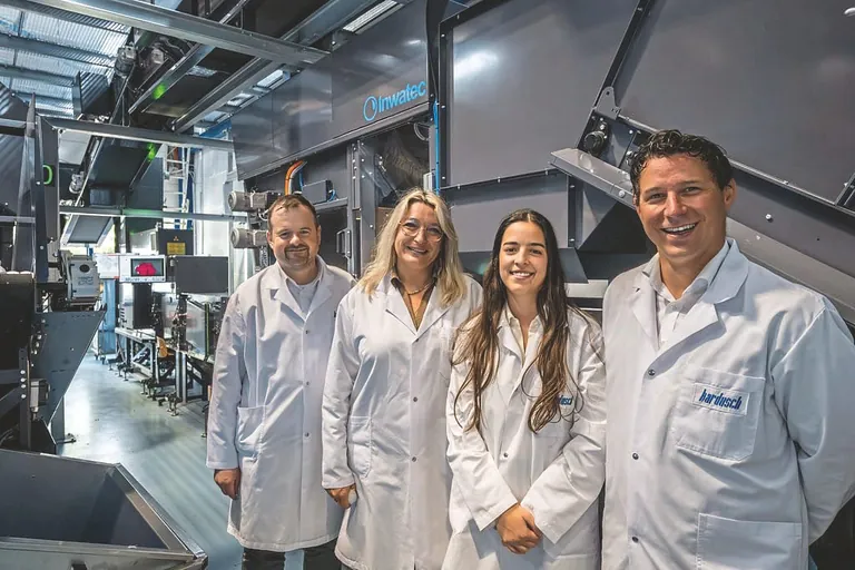 Gelungene Partnerschaft (v. li.): Olivier Baudat (Operations Manager), Yasmine Aounali (Branch Sales Director), Katia Costa (Production Support) von bardusch Yverdon mit Thomas Eichenberger (Sales Manager, JENSEN Switzerland).