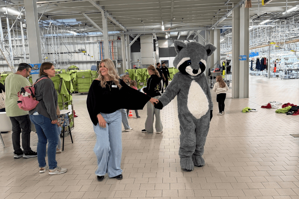 Auch Wäscherei Waschbär Willi war beim Maus-Tag dabei und wurde von den Kindern begrüßt und ausgiebig gekuschelt.