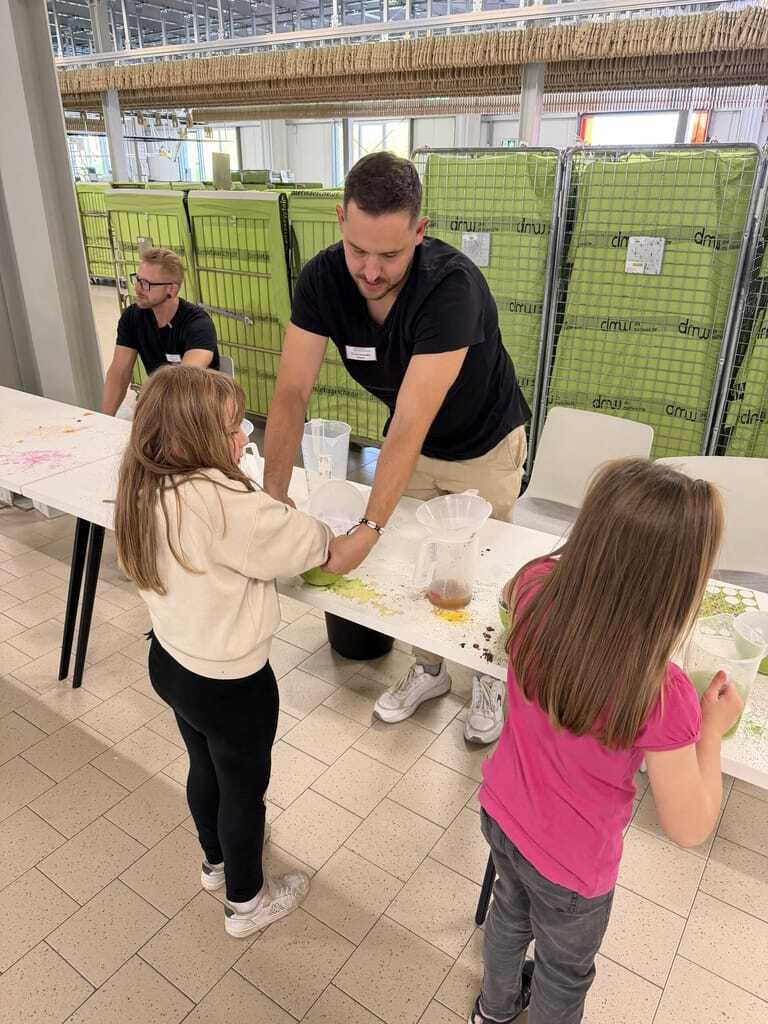 Während die Kinder an den Mitmachstationen aktiv wurden, erhielten die Erwachsenen bei Führungen Einblicke in die Abläufe der Kreuznacher Zentralwäscherei.