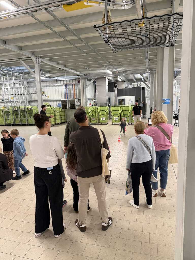 Die Kreuznacher Zentralwäscherei öffnete am 3. Oktober zum Maus-Tag ihre Türen. Rund 140 Gäste erhielten Einblicke in den Wäschereialltag und konnten an verschiedenen Mitmachstationen aktiv werden.
